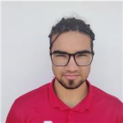 Estudiante experimentado con el trato de estudiantes infantiles